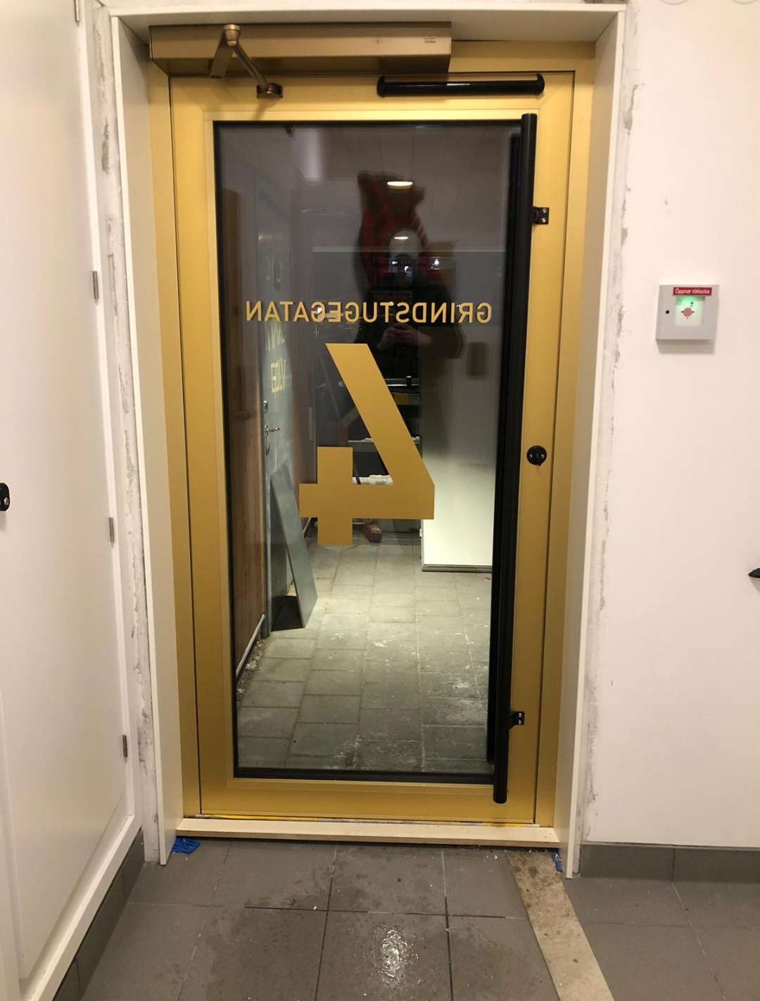 Glasmarkering med siffror och text på glasdörr i BRF