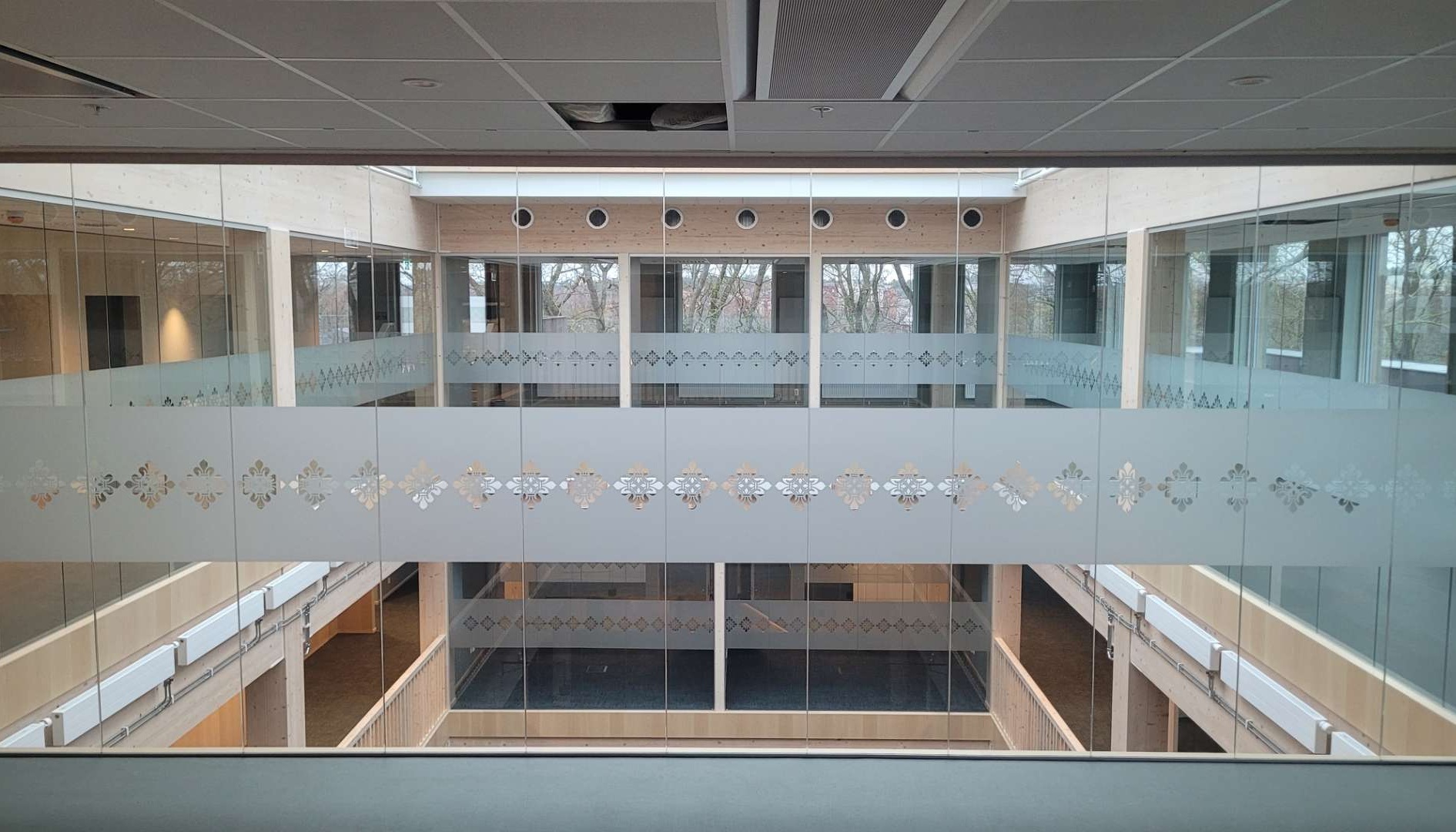 Kontrastmarkering på glaspartier i Enköpings kommunhus