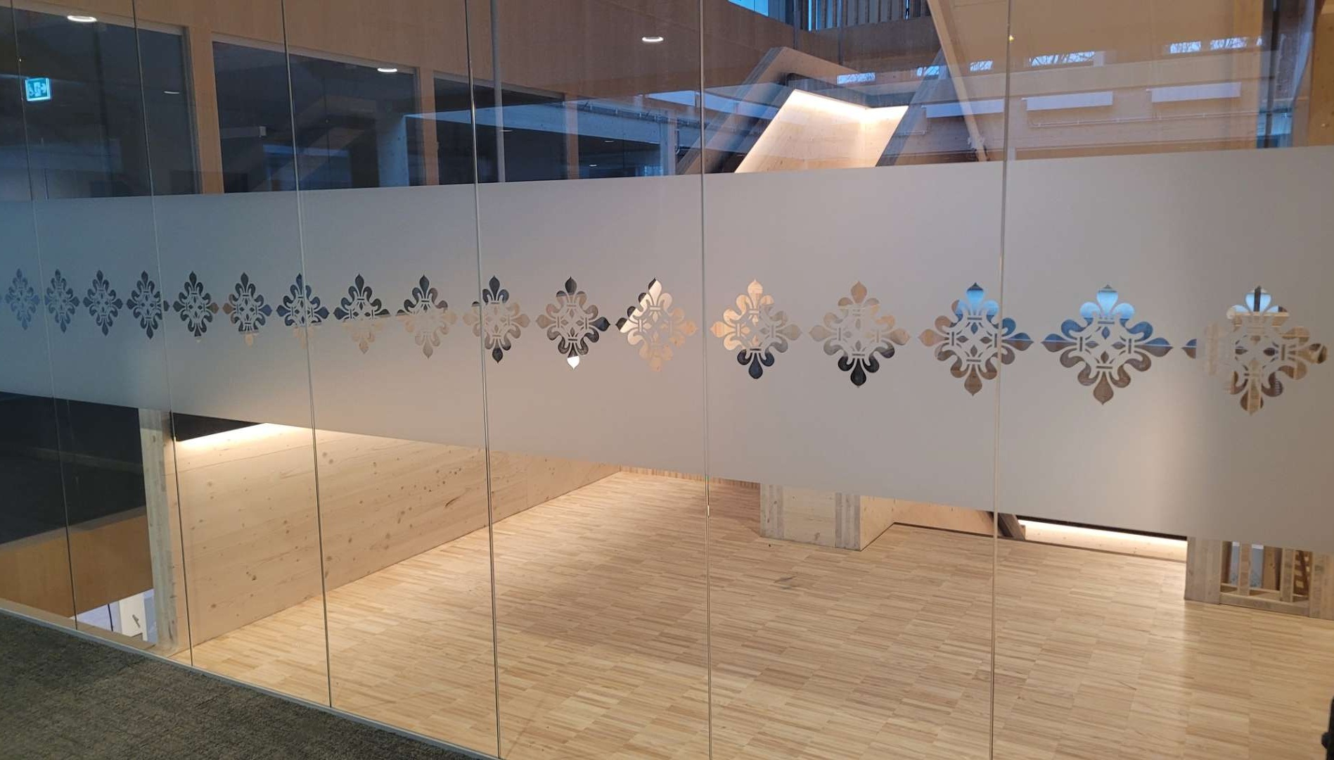 Detalj av kontrastmarkeringen på glas i Enköpings kommunhus